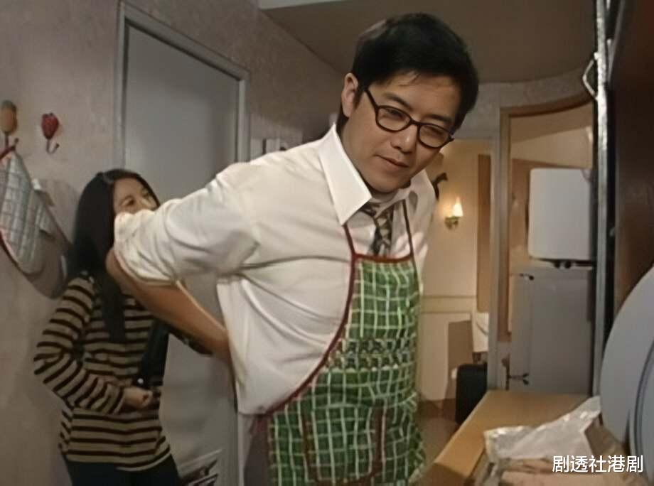 香港知名男星满头白发不修边幅,看上去老了十岁,网友直呼不敢认