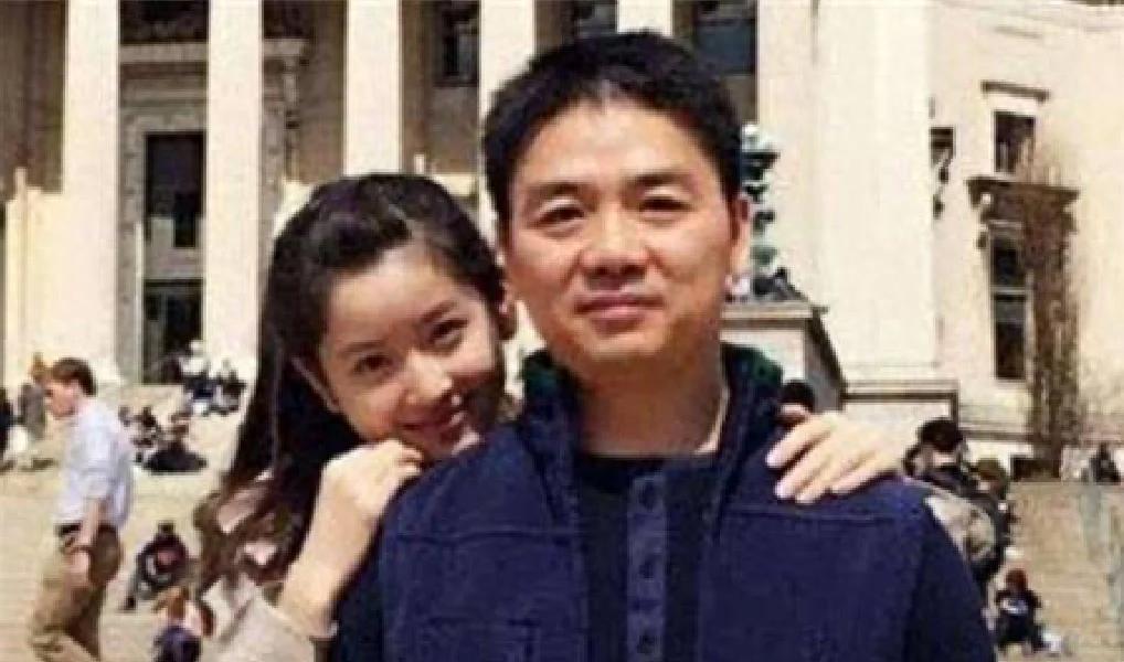 章泽天晒32岁素颜庆生照，绿色生日蛋糕贴金箔，伦敦豪宅内景曝光