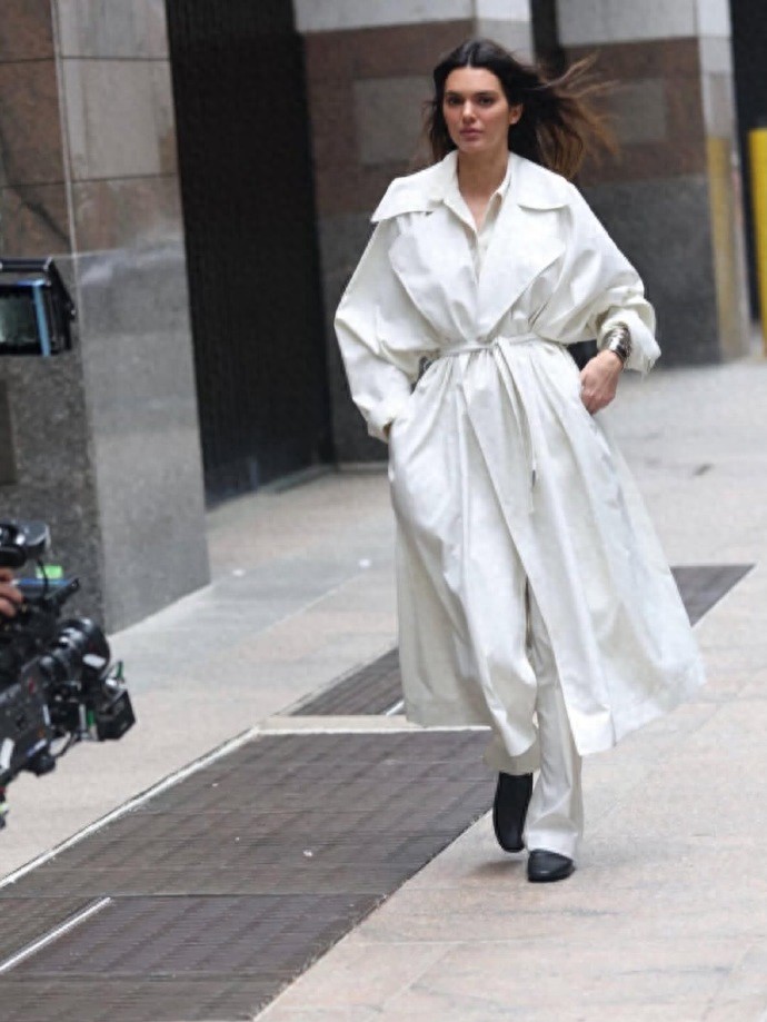 KendallJenner全套纯白look出街 ???