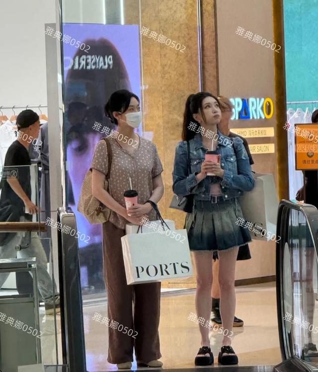 成都万象城偶遇江疏影，她脸胖了很多，快40了还嘟嘴扮可爱很违和