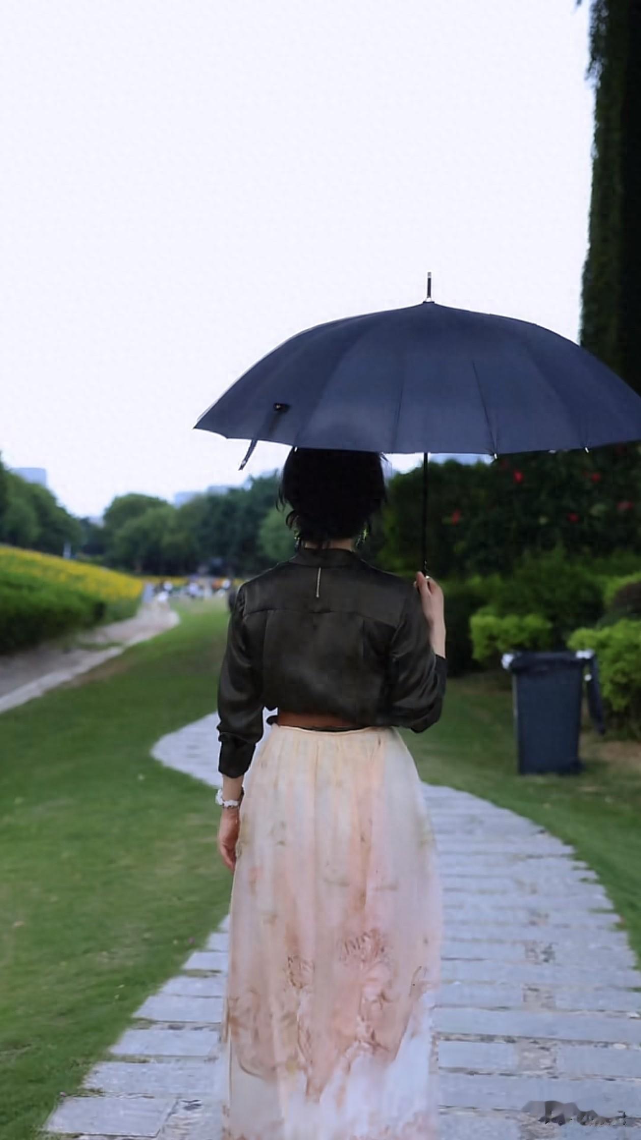 48岁陈数秋季穿搭：衬衫+半身裙，减龄又高级，美得像30岁