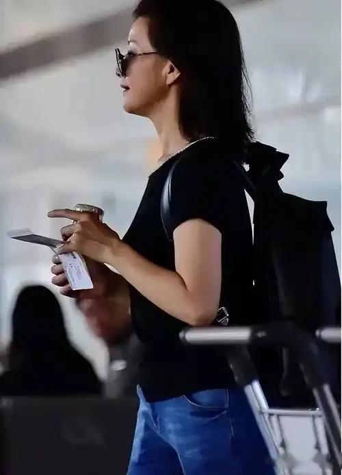 58岁宋祖英罕见露面，短发造型惊艳，皮肤光泽Q弹，岁月不败美人