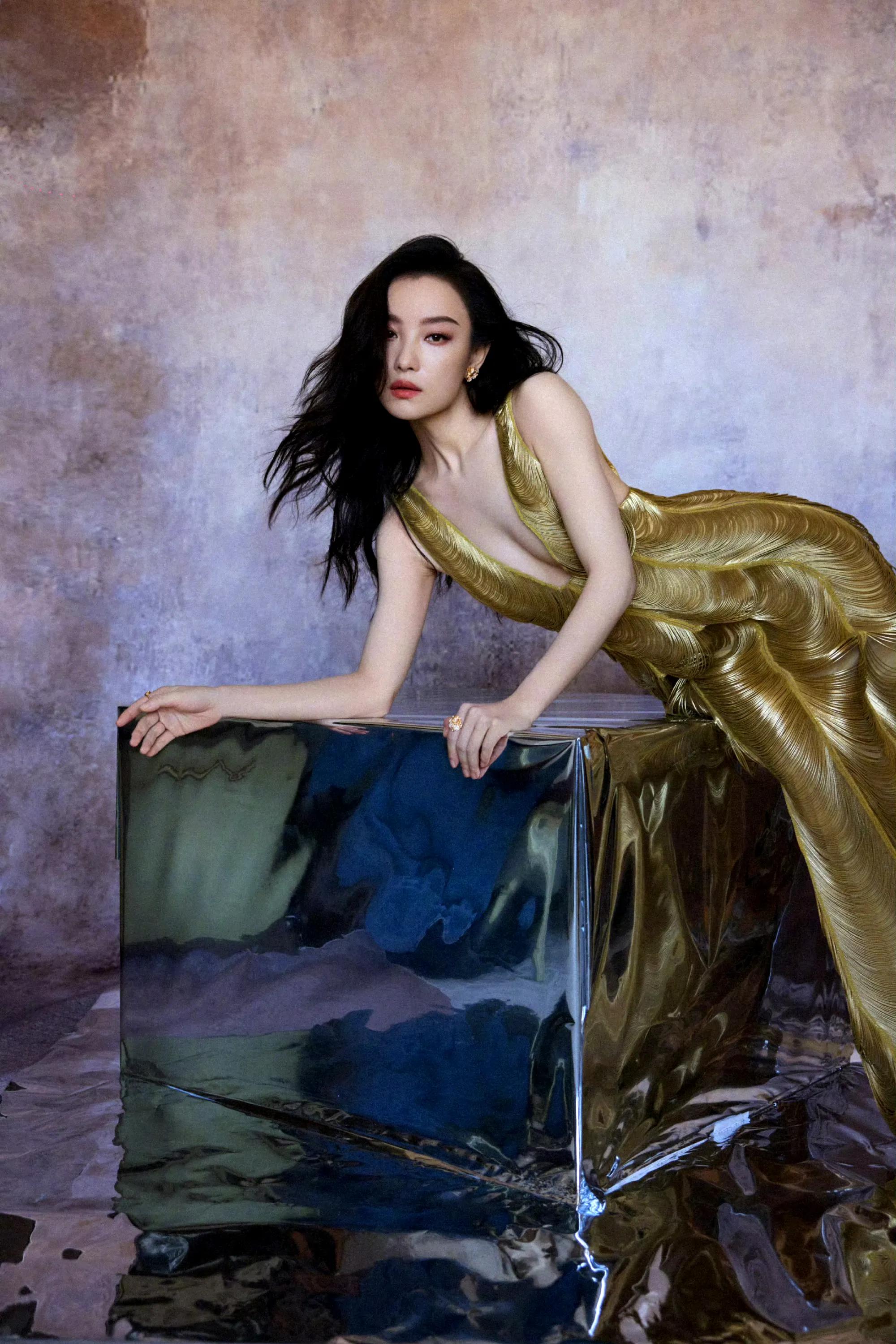 倪妮 for LANCOME，今日活动造型 ?深金色长裙太美太惊艳