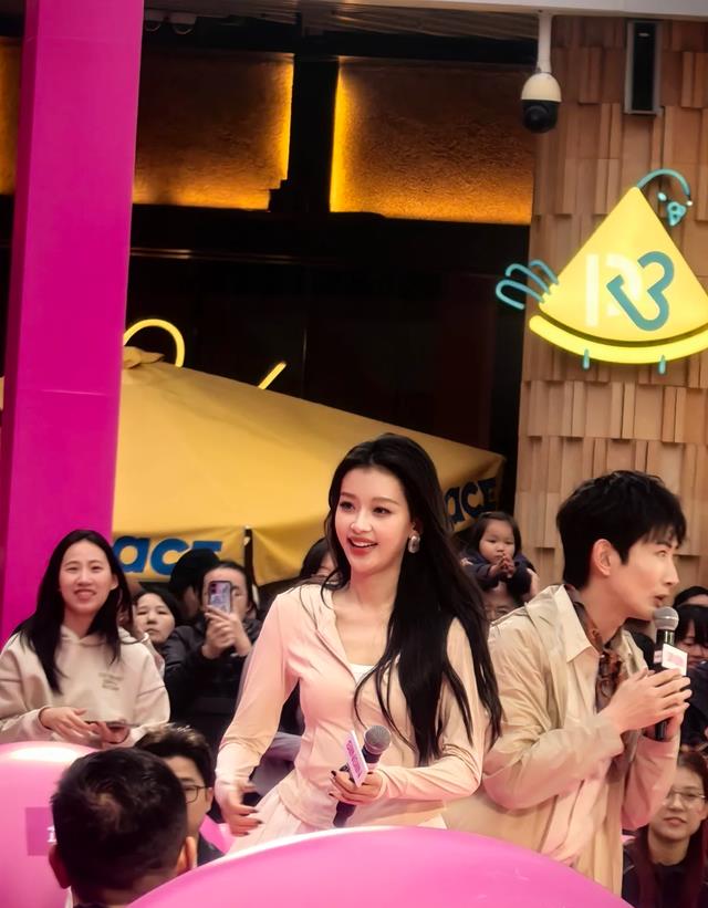 离婚两年后,孙怡和董子健的生活已经天差地别,看完莫名尴尬心酸