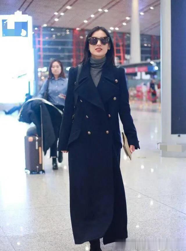 黄圣依的气质真是出挑！穿双排扣大衣内搭灰色高领衫，简约又高级