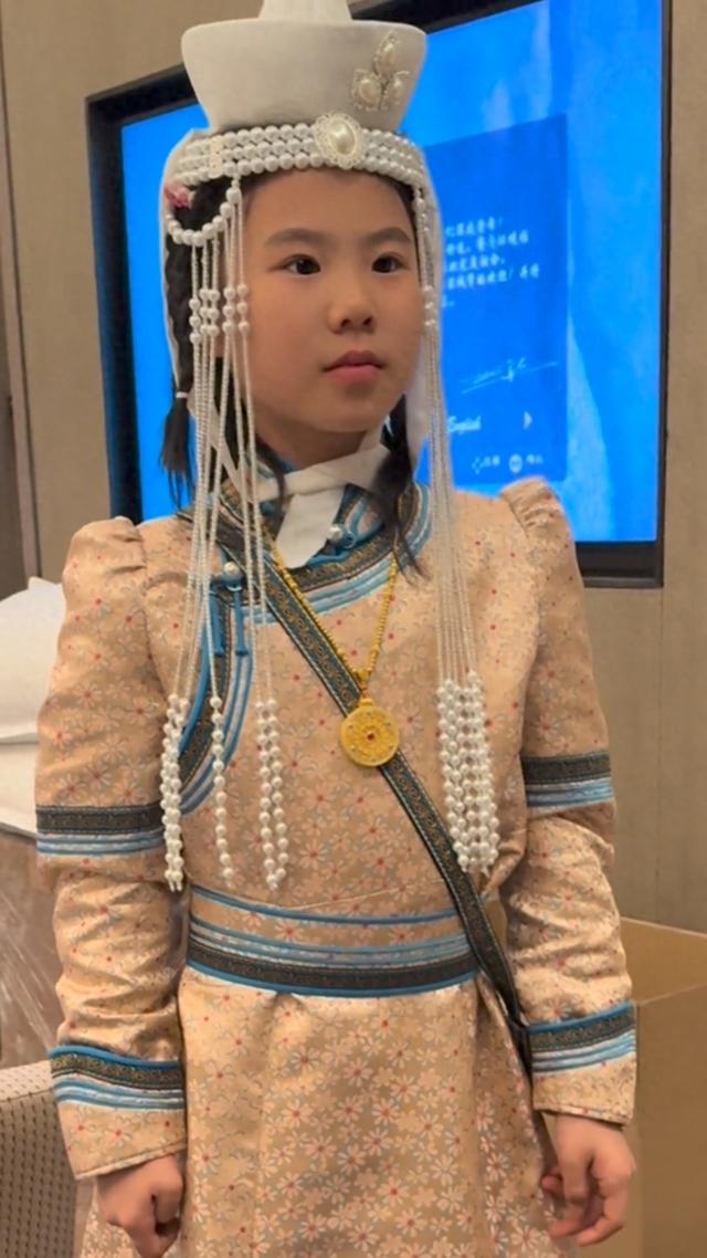 王楠9岁女儿生日戴5万金链！满族公主造型惊艳，王楠老公笑出鹅叫