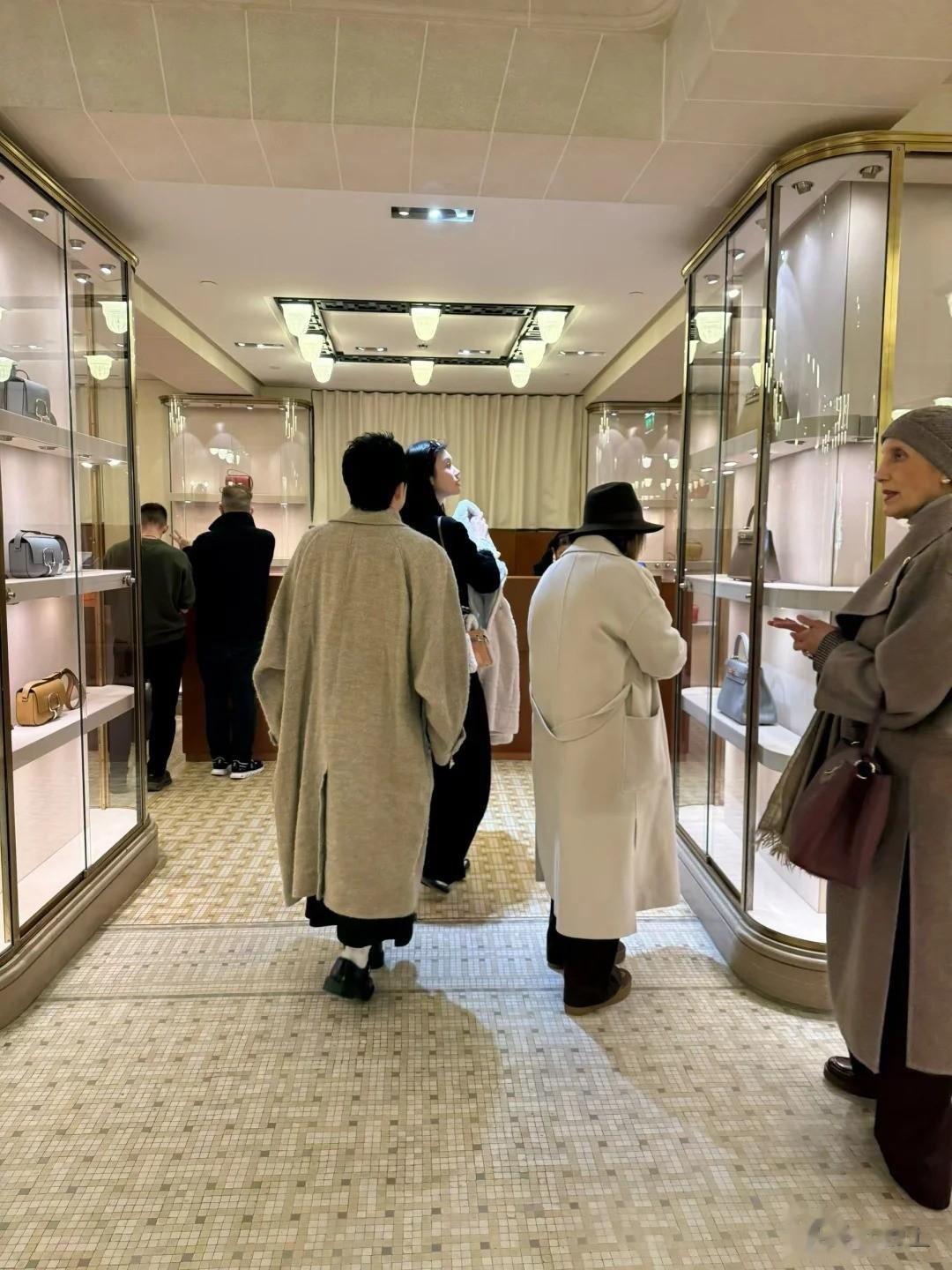 奚梦瑶在法国奢侈品店闲逛偶遇，背着29W小包，她的生活我羡慕了