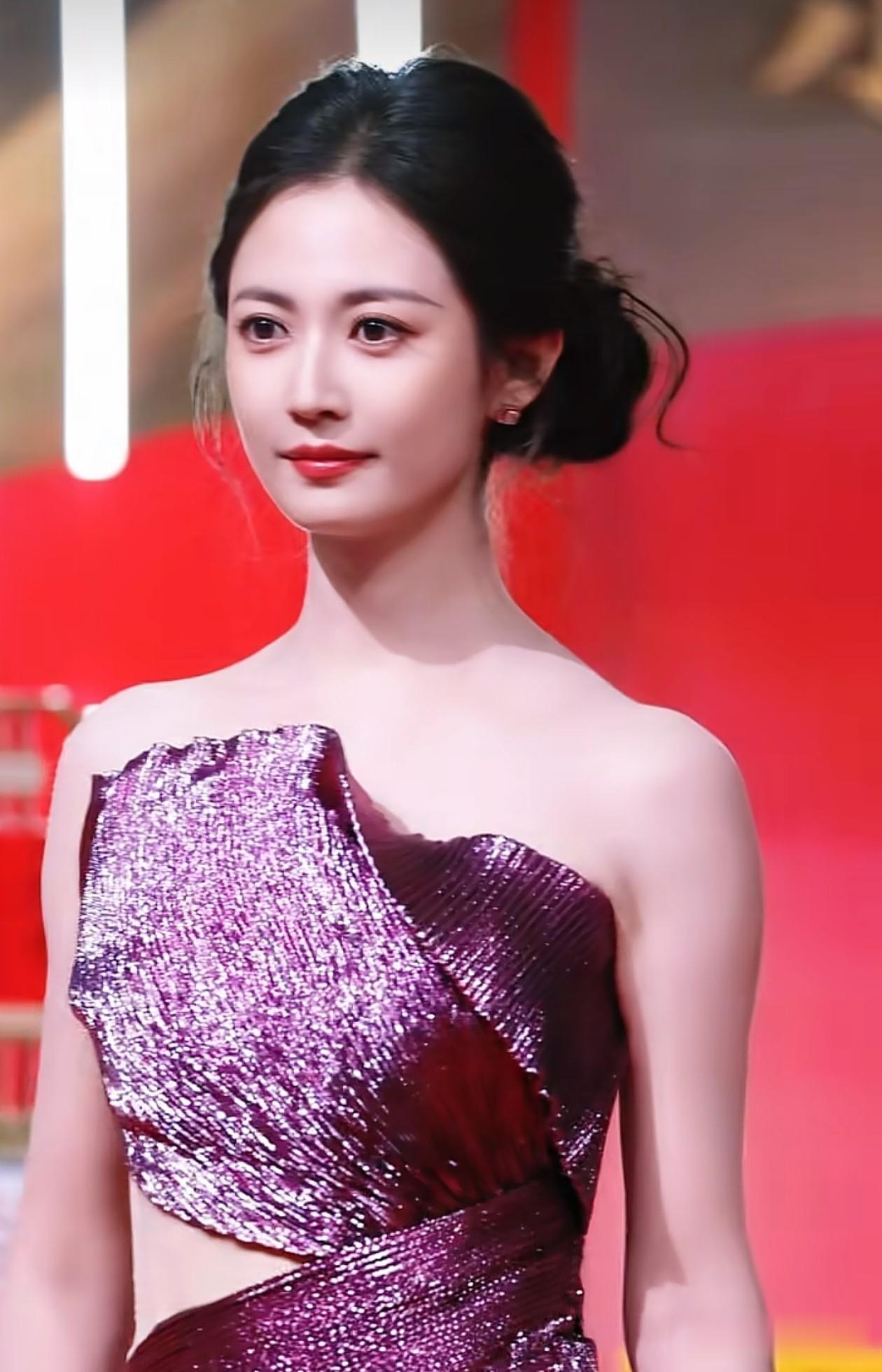 33岁陈钰琪活动穿搭：盘发+抹胸开叉裙，温婉动人，美得像25岁