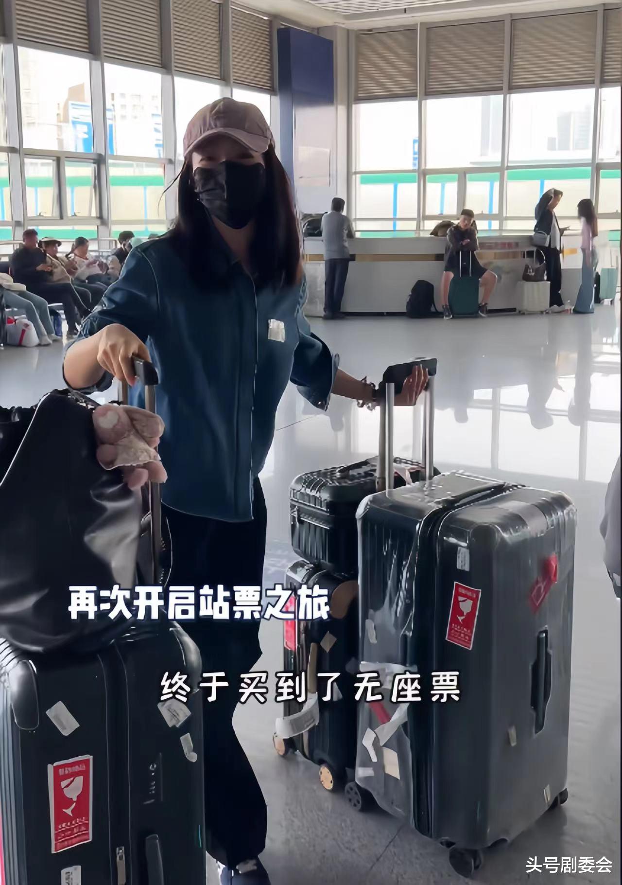 江一燕回大理只抢到站票，占别人位置被撵走，直接坐地上太接地气