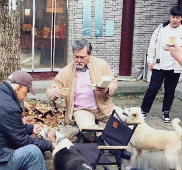 昔日男神崩塌？赵文瑄旅游被偶遇，身材走形成油腻大叔