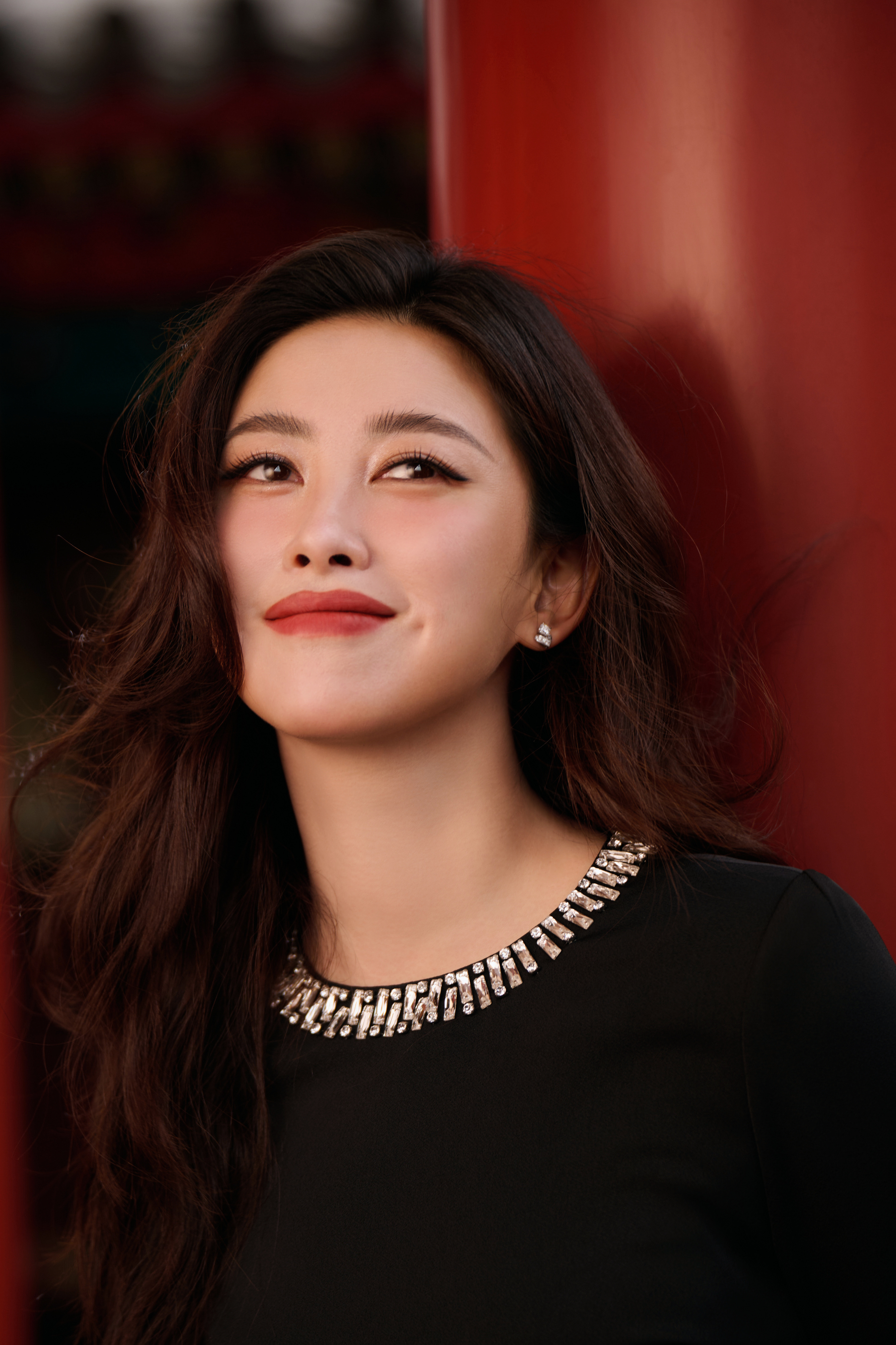 朱珠分享活动美照，黑色长裙包裹全身，一举一动尽显优雅