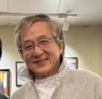 71岁成龙现身美国!满脸皱纹头发花白,脚上穿洞洞鞋太抢镜