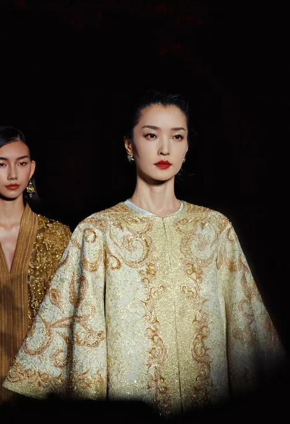 不靠发型遮丑，贴头皮封神 这五位骨相女星，露额露顶照样艳压群芳