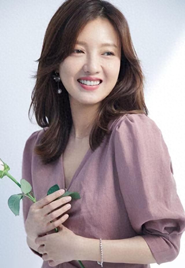 赵宝刚捧着,孙红雷宠着,演了15次女主都不红,48岁美出新高度