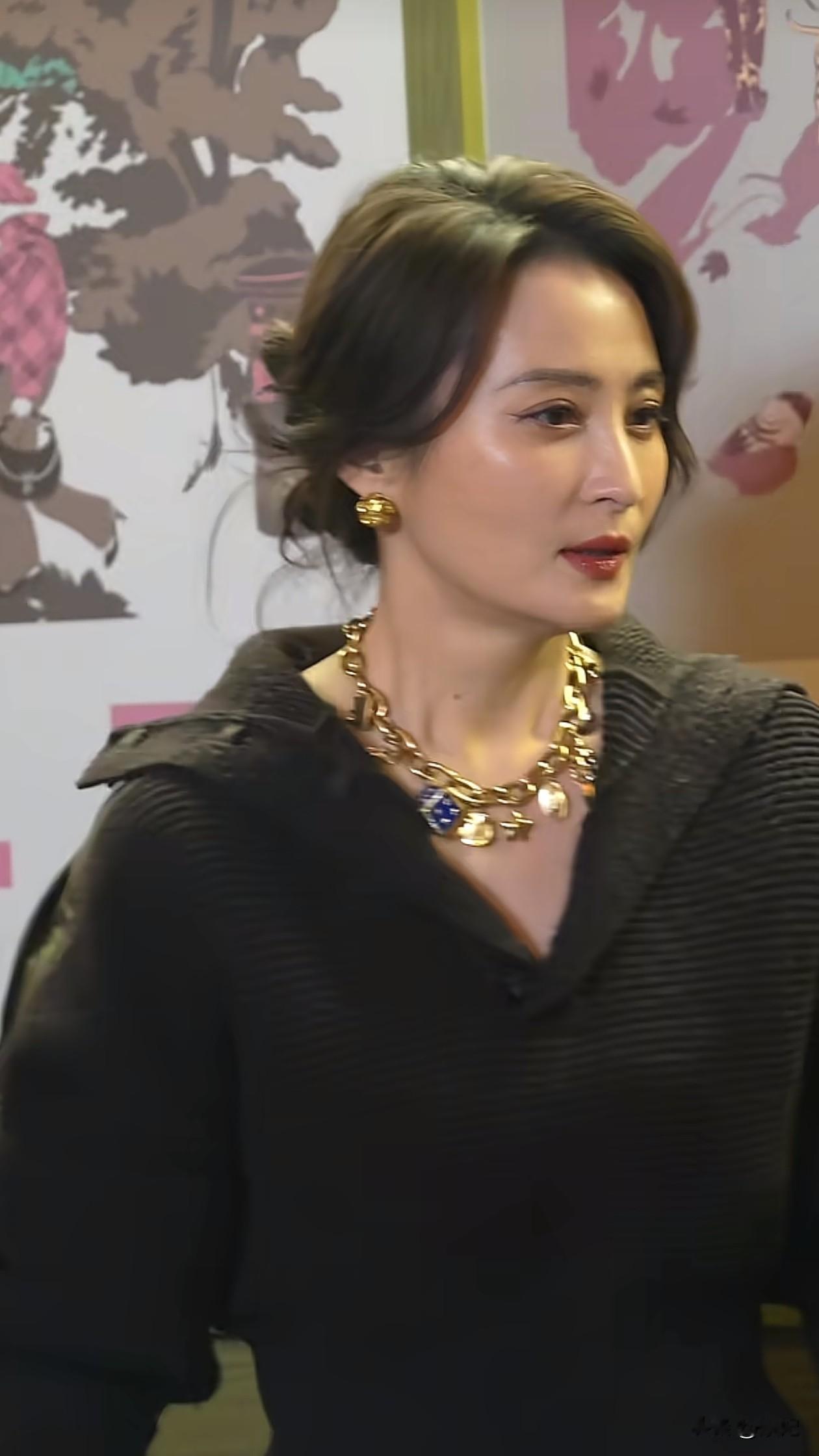 50岁蒋勤勤活动怼脸拍!皮肤紧致,下颌线清晰,陈建斌好福气