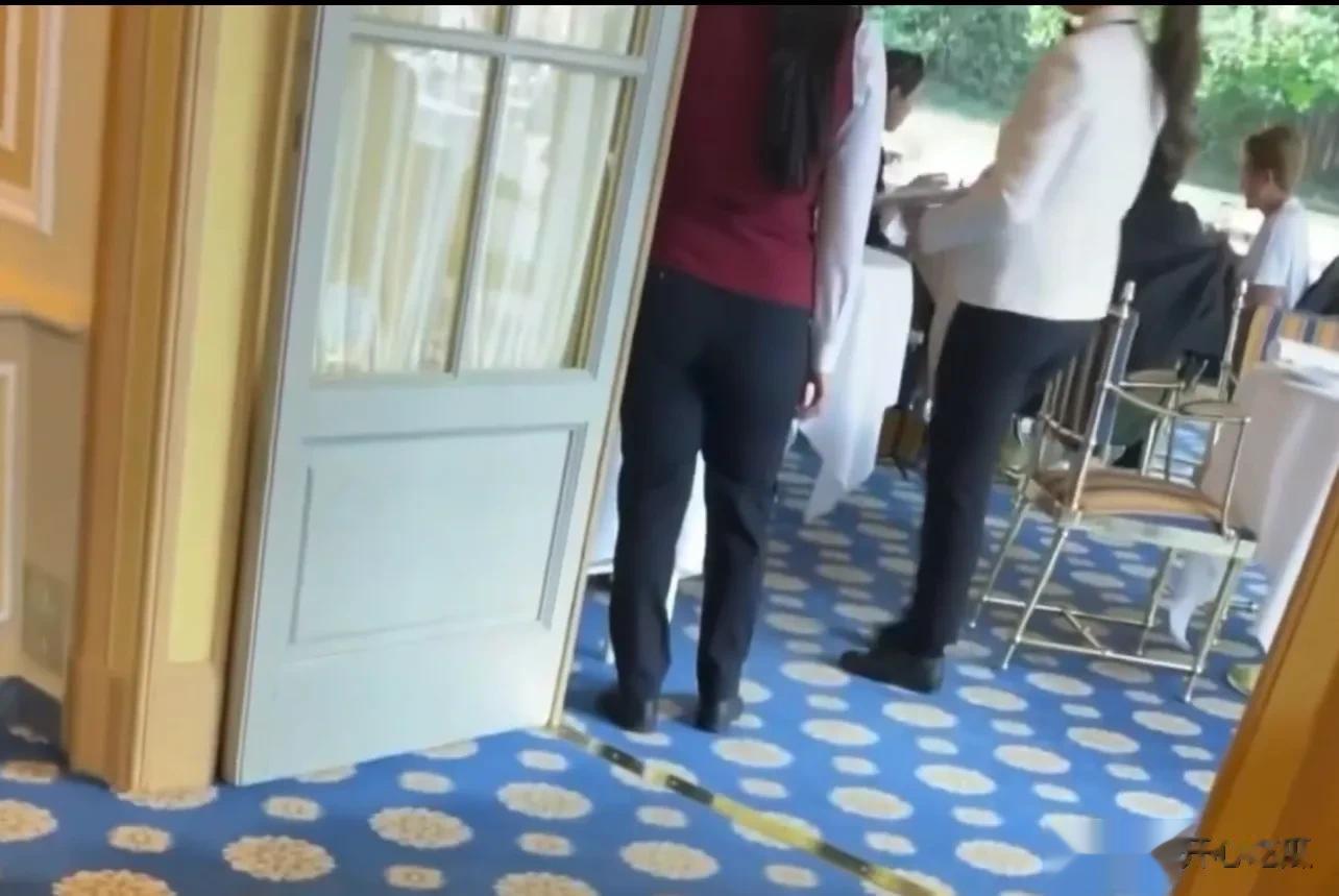 王心凌和吴克群约会被拍，两人穿情侣装逛街吃饭，恋情曝光太甜了