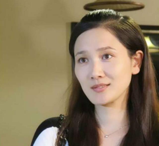 侯勇二婚前妻现状：只字不提前夫，和女儿相依为命，47岁还像少女