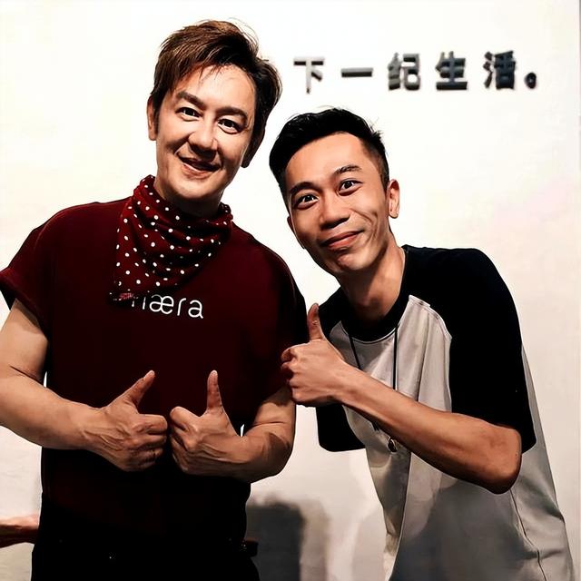 陈浩民和蒋丽莎在上海吃火锅,打扮一言难尽,脸部僵硬不自然