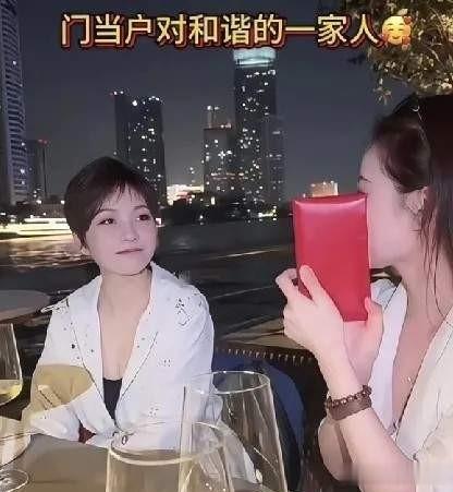 一把年纪拎不清，放着小孩不主动联系，还用小女儿奖杯填补空缺