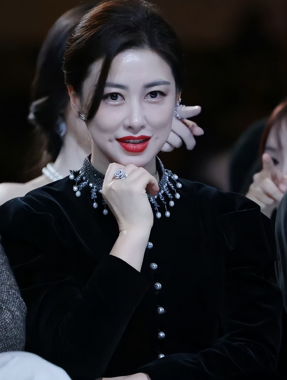 新加坡这晚，被“发胖”的李沁惊艳，整个人面相变了，美而不自知