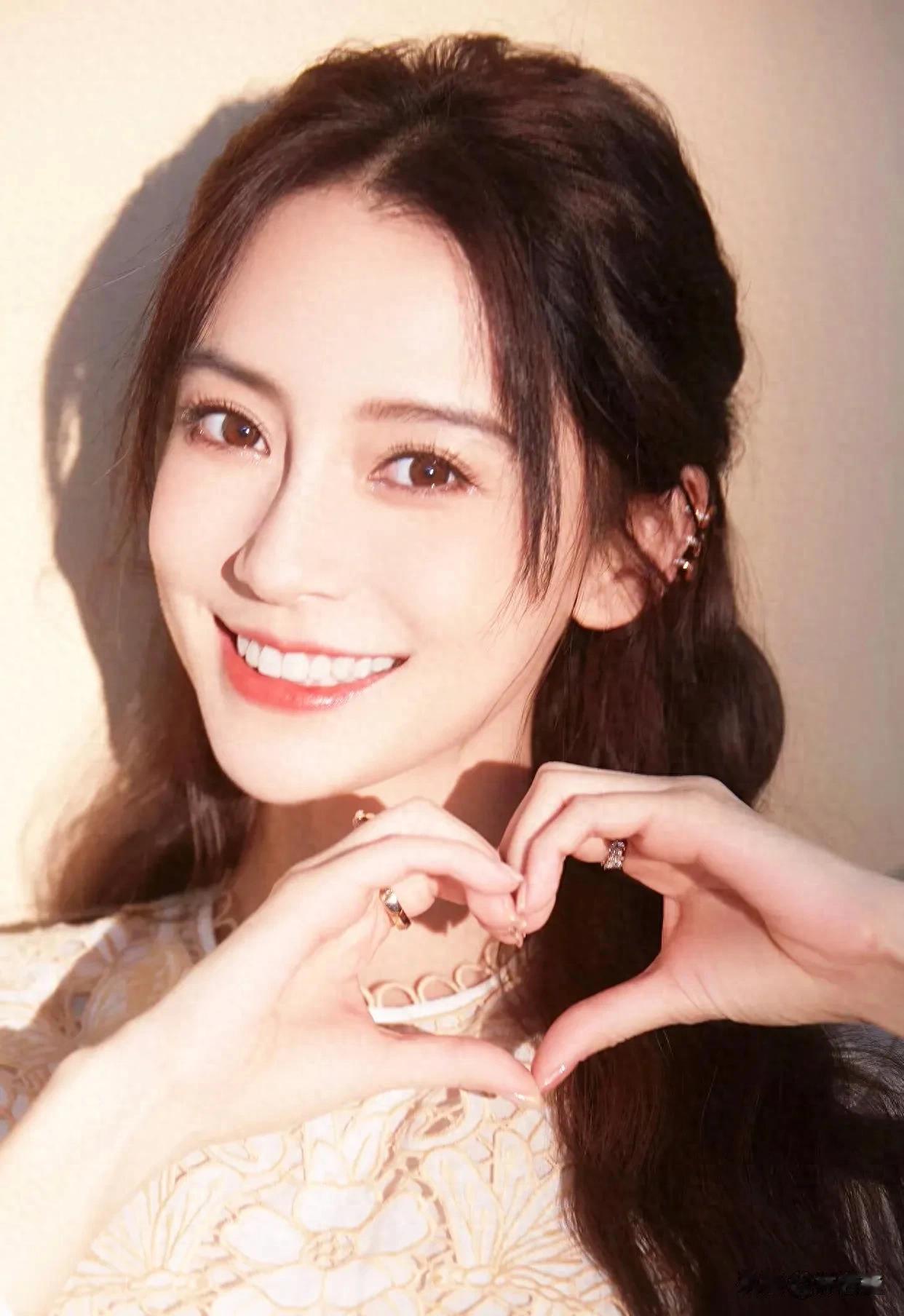 Angelababy上海出席活动，压轴亮相，一身公主造型，美出新高度！