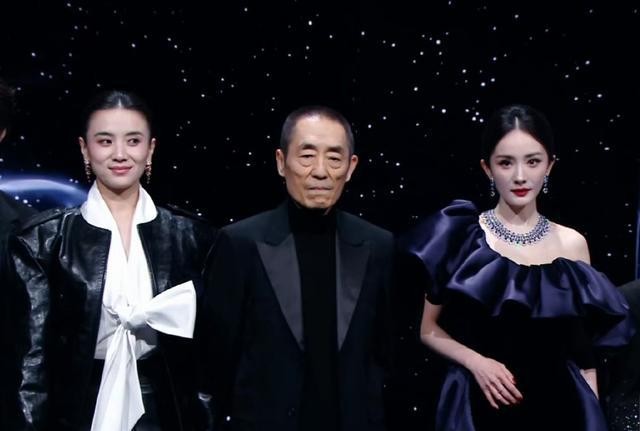 微博之夜内场，被珠圆玉润的孟子义惊艳，和陈都灵同框显松弛大气