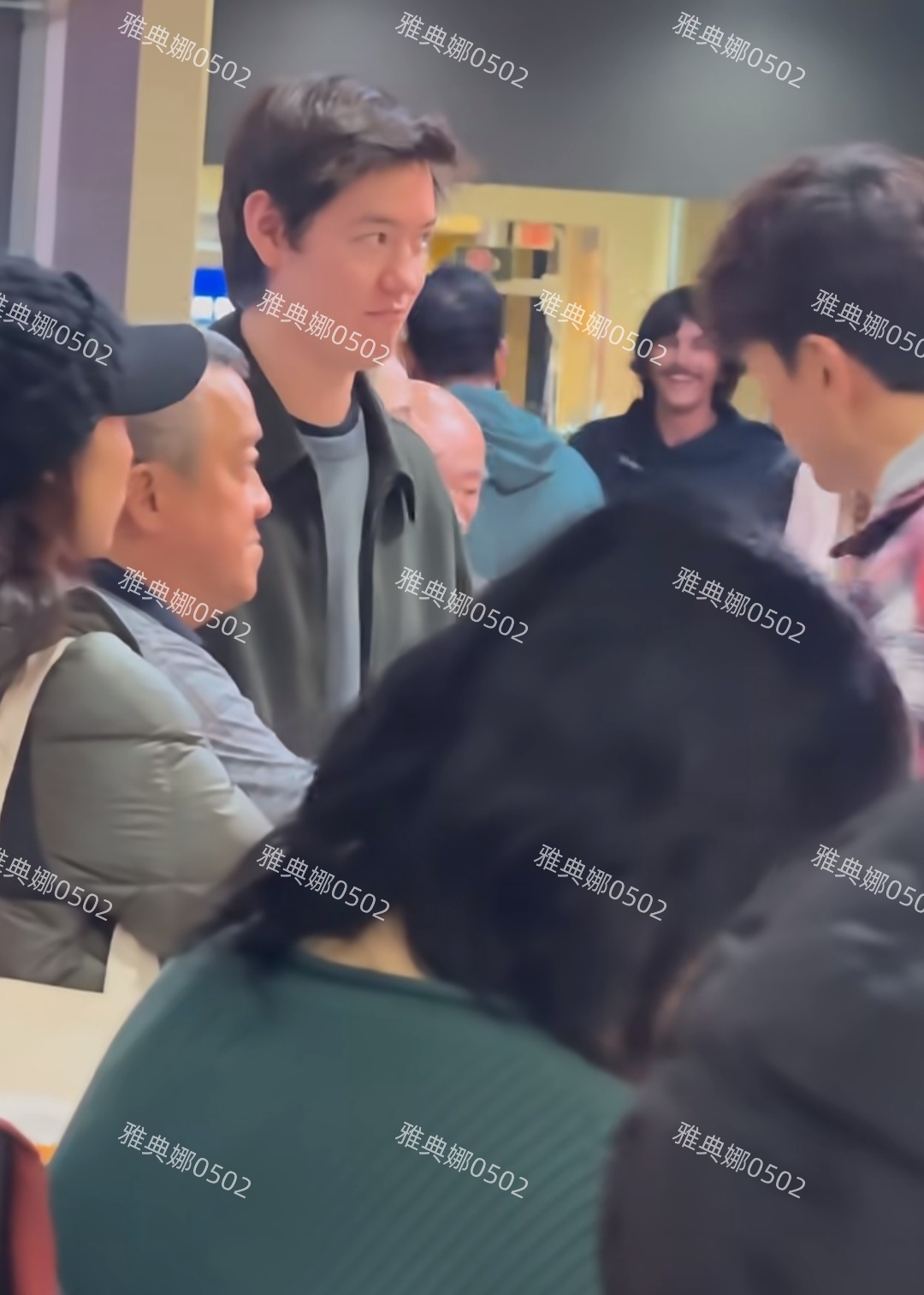 温哥华偶遇曾志伟，72岁的他红光满面状态好，站在人群里好小一只