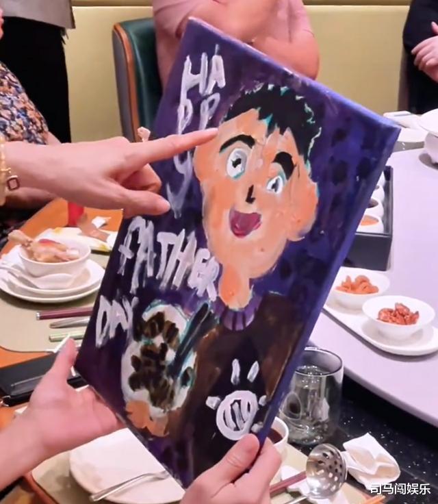 伊能静带全家珠海度假，8岁米粒戴斜视矫正眼镜，给爷爷扇风解暑