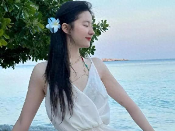 刘亦菲海边无滤镜照流出，肚子赘肉真实，网友：这才是自然美