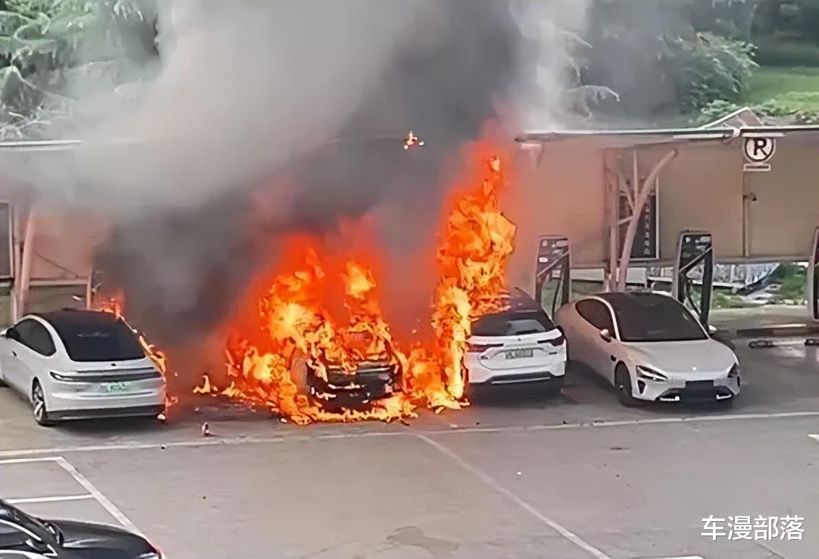 某米听了都无语,“车门顺利打开”成新能源车安全最后的倔强?