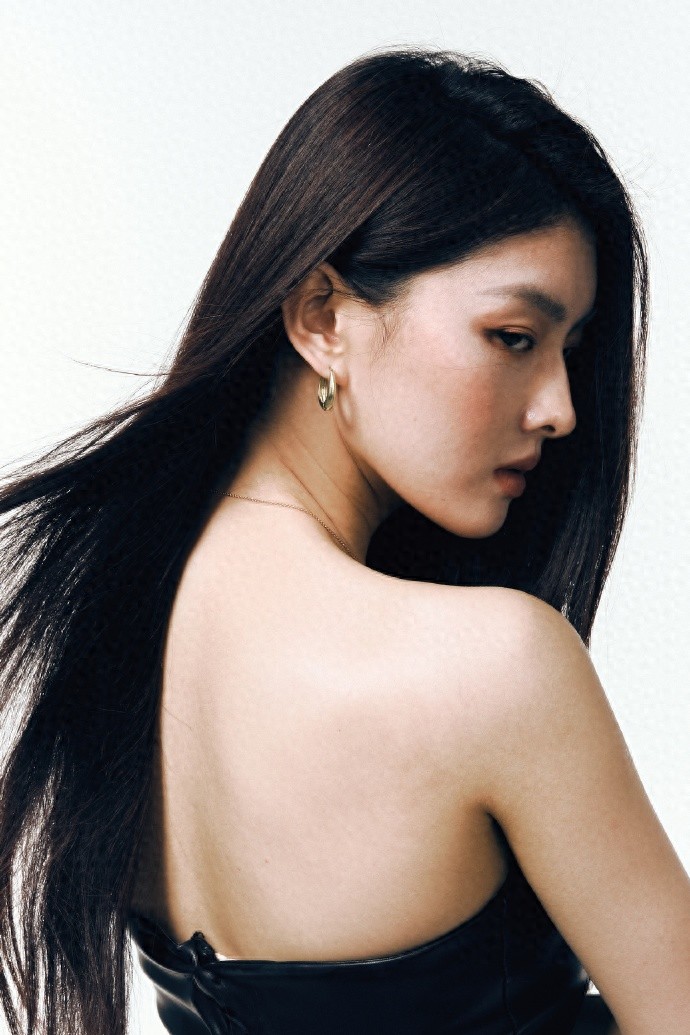 演员孙芊浔穿着黑色皮衣抹胸裙写真，又酷又美的御姐