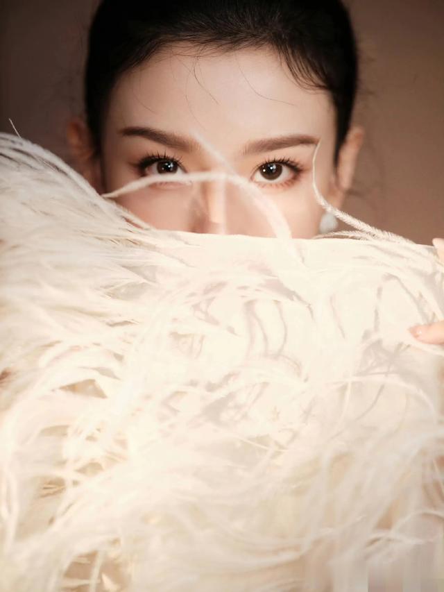 宋祖儿新剧开机路透，穿军绿色外套搭白色长裙，都瘦成纸片人了