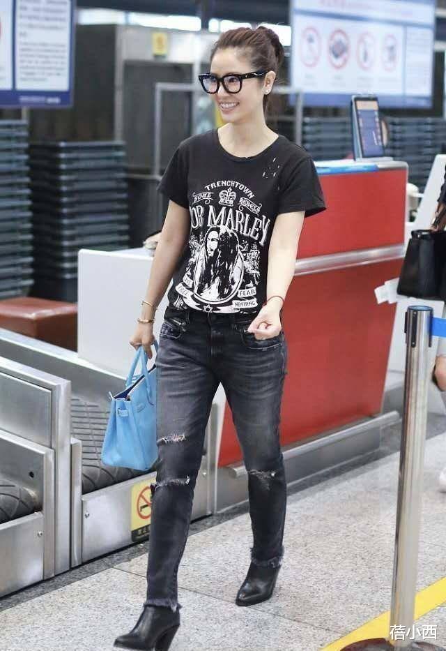 49岁“林心如”又带火了“破洞裤”，配黑色T恤+短靴，时髦又减龄