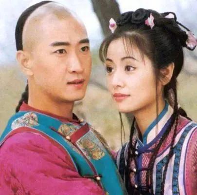 54岁周杰在北京参加戏剧节,打扮英伦范,身材超好,素颜状态一般