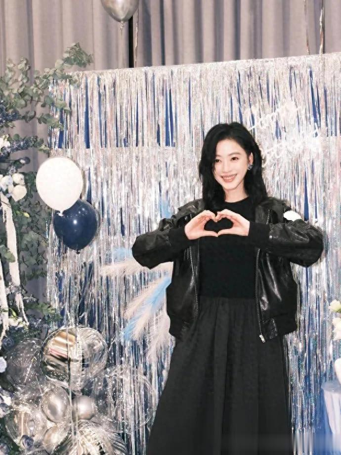 张天爱换了齐肩卷发真惊艳！穿短皮衣+小黑裙，时髦又洋气！