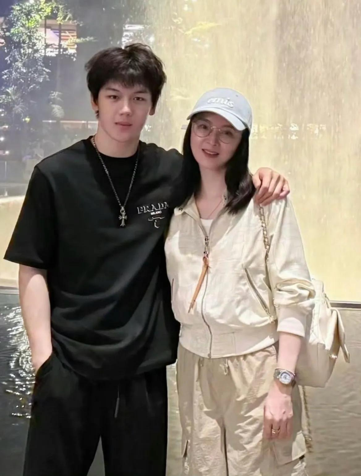 51岁王艳和19岁儿子球球的首个杂志封面大片，母子温馨同框好有爱