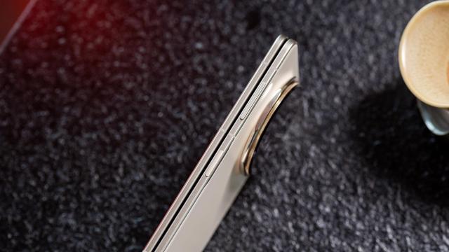 輕薄機身下的輕奢格調 榮耀Magic V5暖白色圖賞