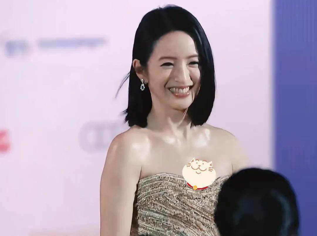 林依晨亮相釜山红毯，她穿鎏金裙腰身粗一圈，二胎产后还没恢复好