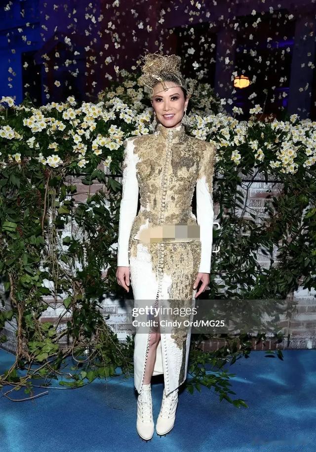56岁邓文迪亮相MetGala，被嘲金冠霸气却廉价，和女儿穿同款鞋子