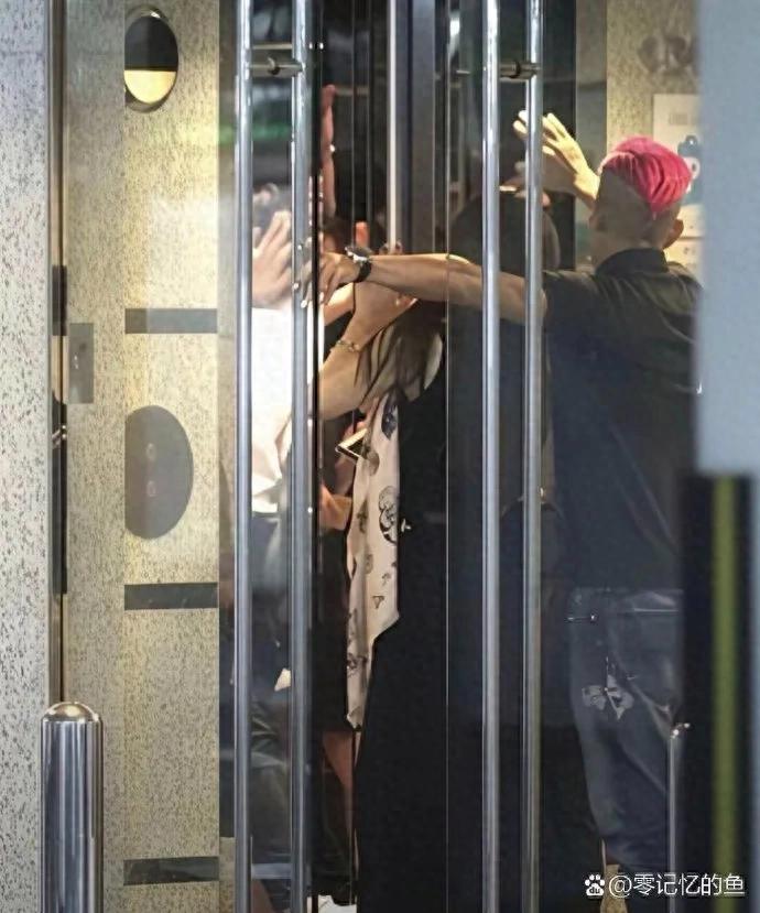 方媛真的好幸福，被宠爱的模样藏都藏不住，让人羡慕。 ???