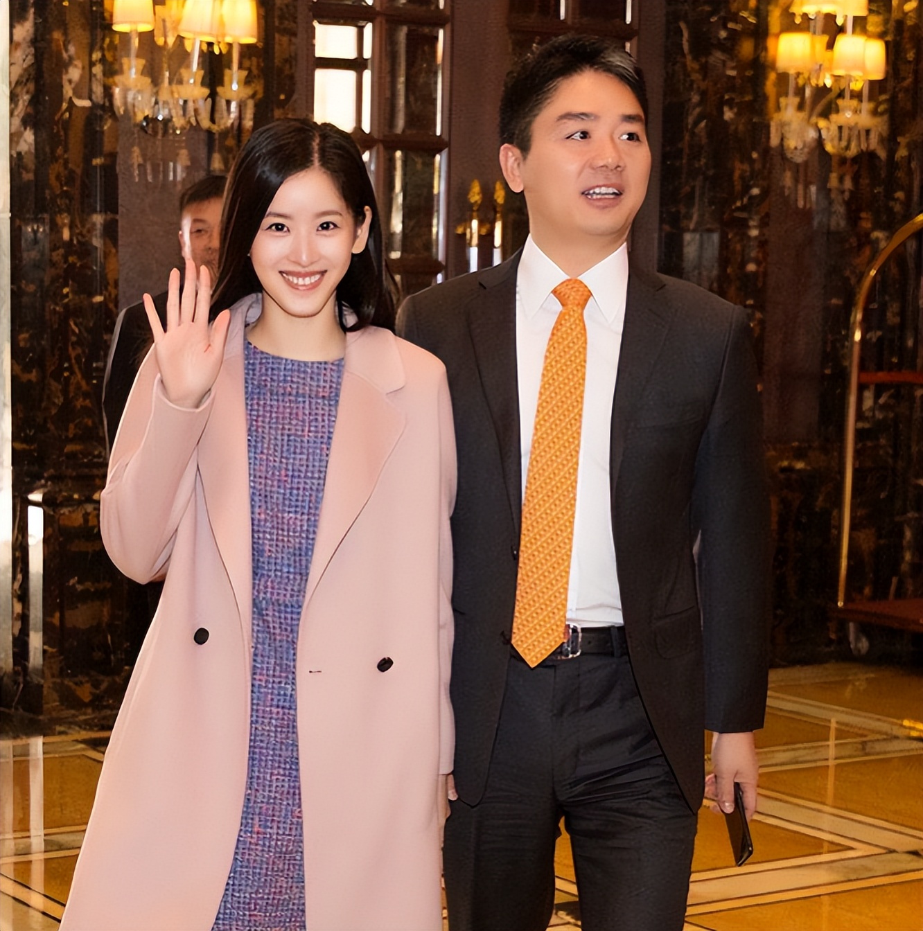 章泽天也没想到，51岁老公刘强东再破天花板，让整个欧洲刮目相看