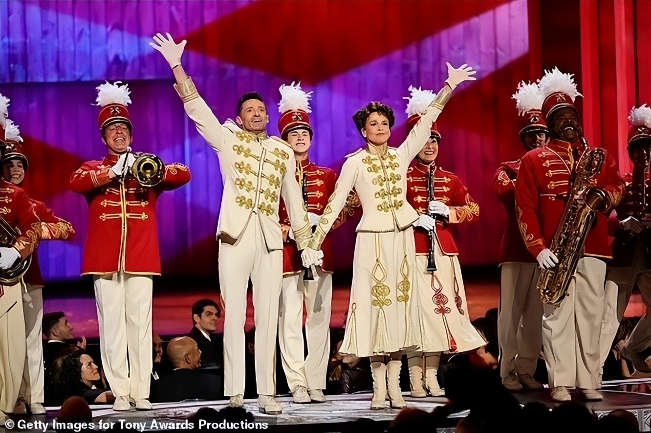 56岁休杰克曼仍有一身腱子肉，牵着新欢海边度假，69岁前妻好可悲