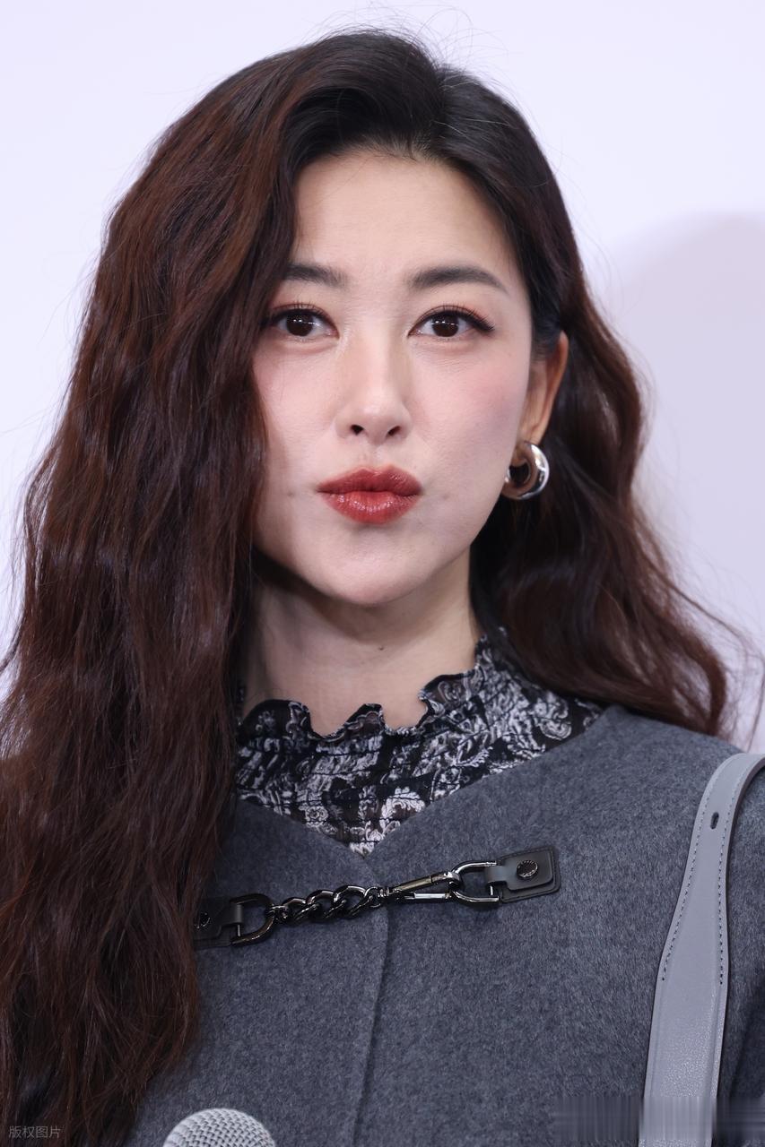 朱珠出席活动，身穿大衣搭配长靴大气十足