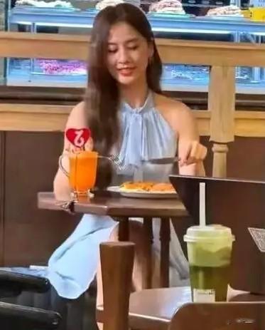 上海遇黄圣依 没网上吹的那么漂亮 个子不高脸挺长 一副男相不太好看