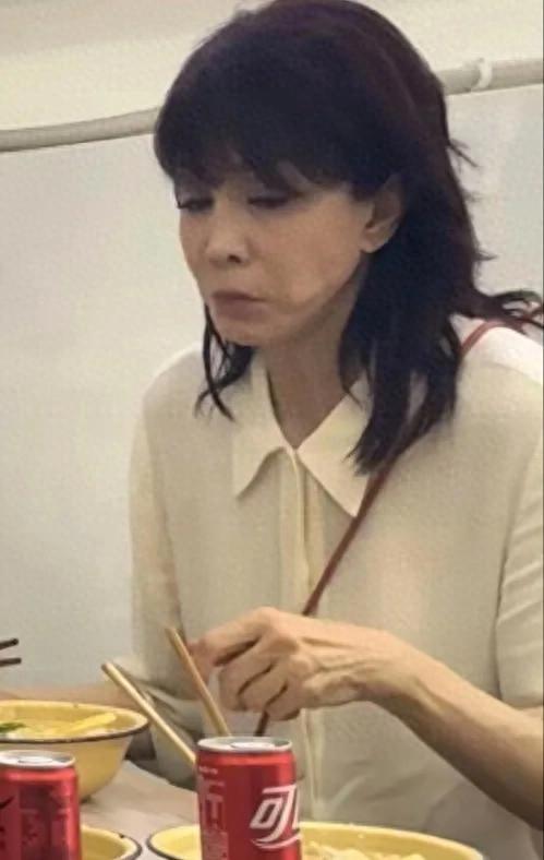 68岁郑裕玲在重庆餐馆吃面,打扮朴素,她的状态真的一言难尽!