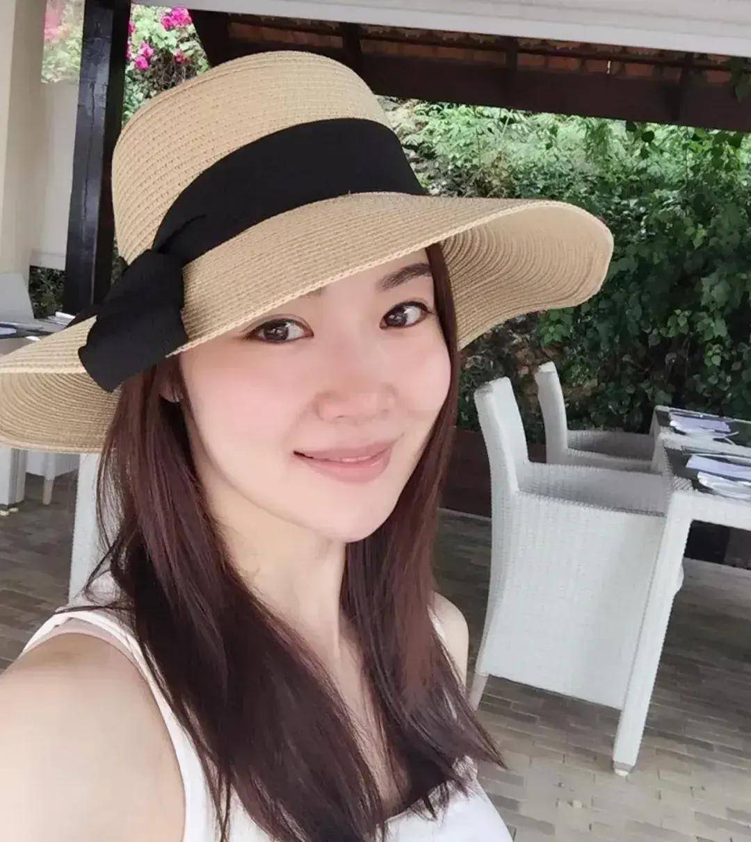 离开黄有龙后,她转身嫁给富豪,四年连生三娃,为何如今抑郁了?