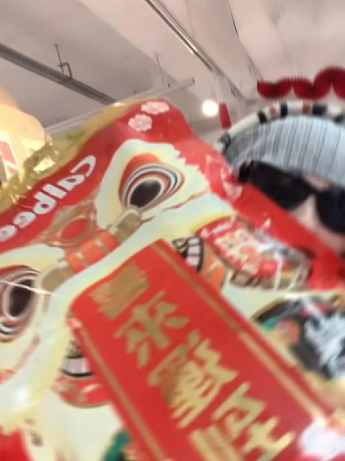 张柏芝又飞澳洲陪读，独自带八九件行李和吉他，疑似会在那边过年