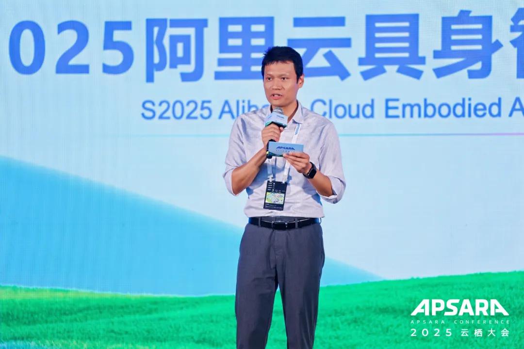 在具身智能的岔路口,这场论坛把数据、模型、Infra聊透了