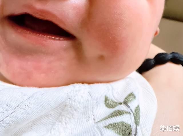 毛毅侯梦莎官宣产女，一家三口幸福同框，宝宝露出笑容有酒窝好萌