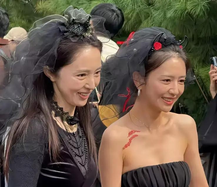 现实面容干瘦憔悴，荧屏却绝色动人，5位“上镜脸”女星反差惊人